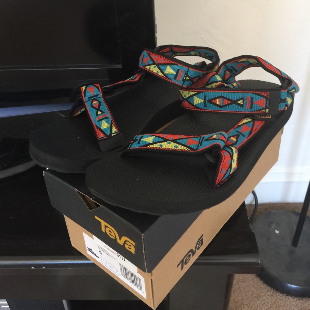 NEW WITH TAGS MEN’S TEVA SANDALS SIZE 9